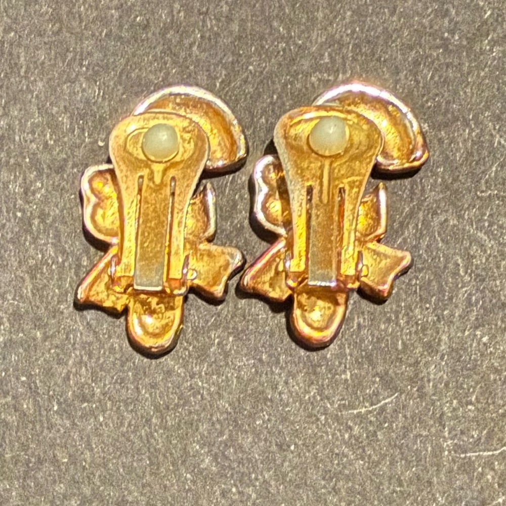 🎄 Enamel Candy Cane Clip-On Earrings – Festive Holiday Jewelry 🎄 - Picture 2 of 6